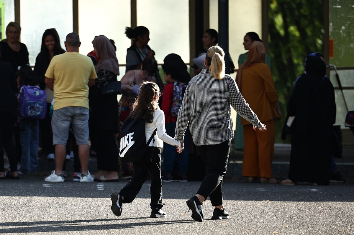 تحديات تواجه مدارس فرنسا.. وطالبات يتمردن على قرار حظر العباءة