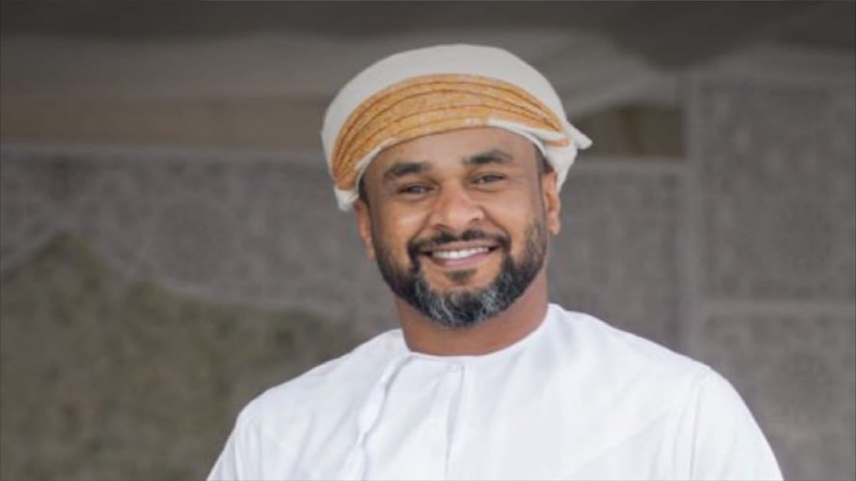 إعلامي عماني يخسر شعره أمام منتخب العراق