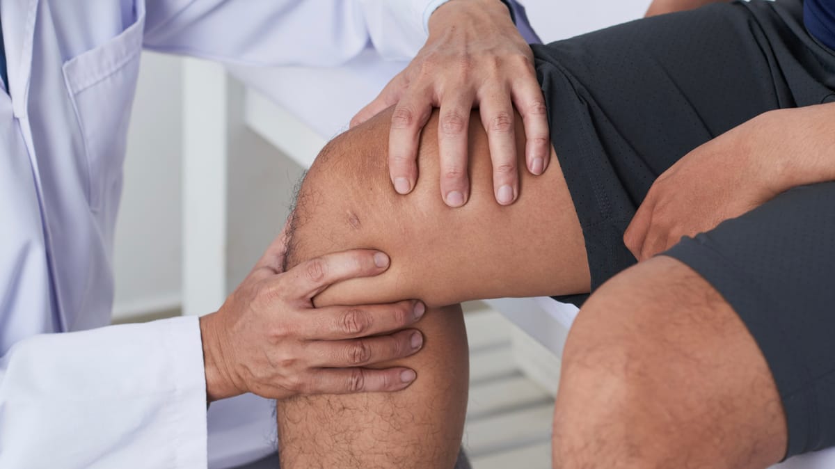 علاج أوجاع الركبة يبدأ من.. الأذن