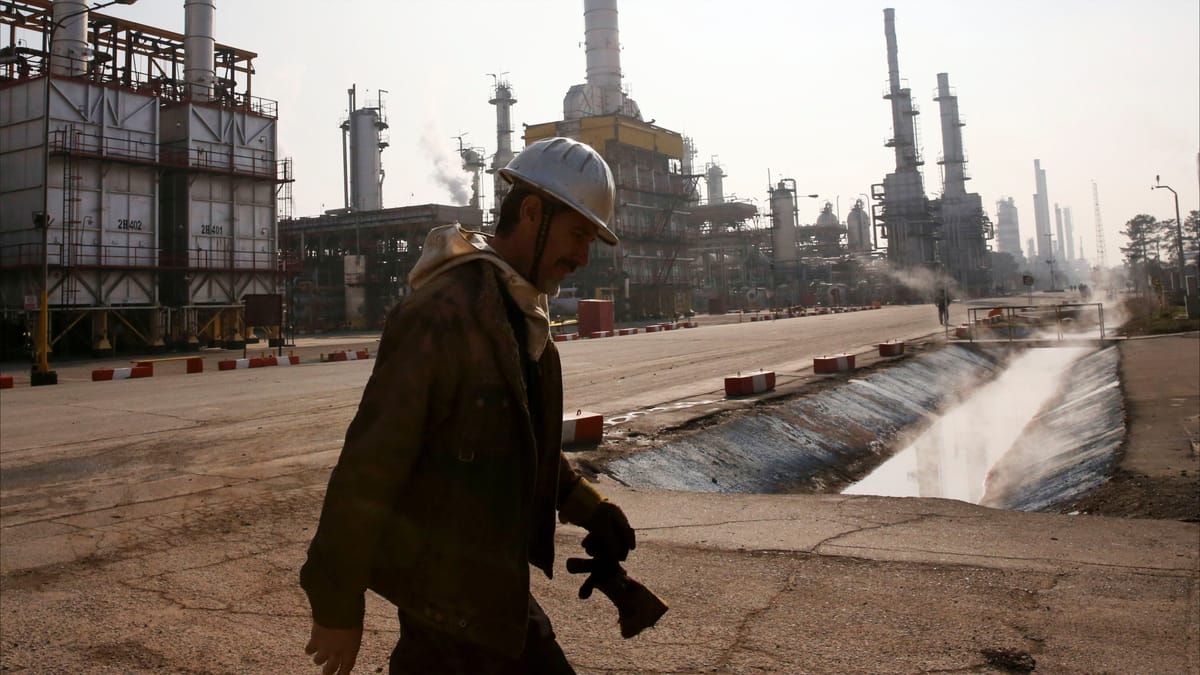 إيران تُخلي ناقلات النفط العملاقة قبل "الهجوم المتوقع"