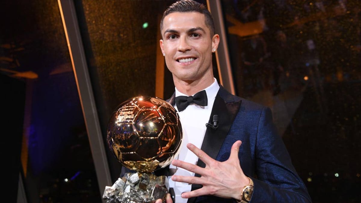 رونالدو يرمي الكرة الذهبية بين 4 لاعبين