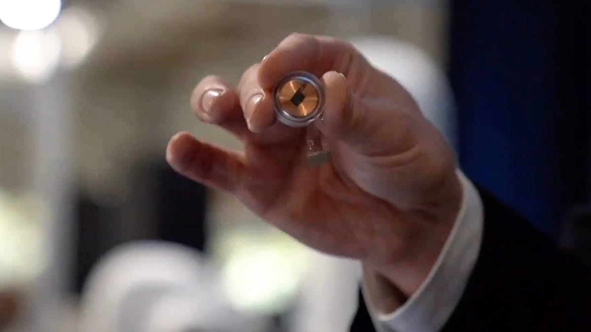 شريحة في الدماغ.. إيلون ماسك يأتي متأخرا