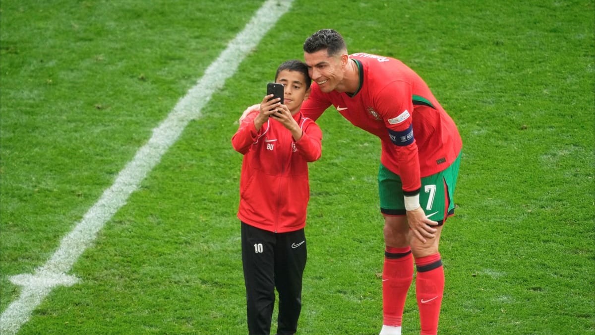 بسبب رونالدو.. يويفا يهدد مقتحمي الملاعب
