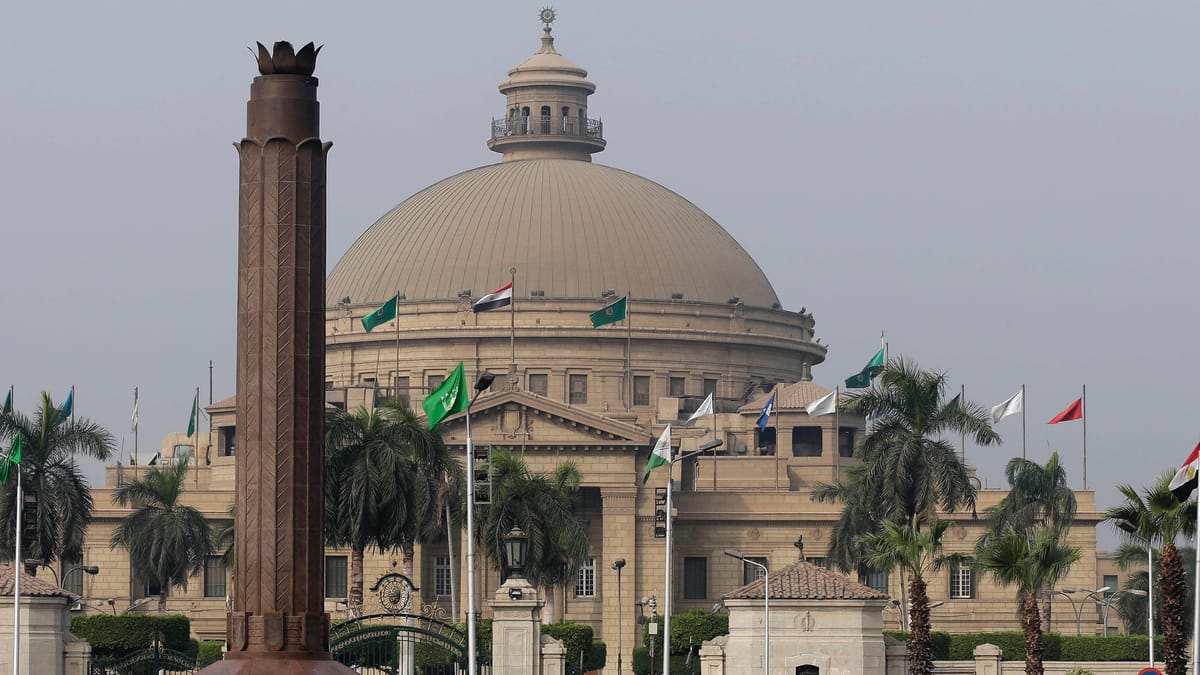 لماذا يواجه رئيس جامعة القاهرة حكما بالسجن؟
