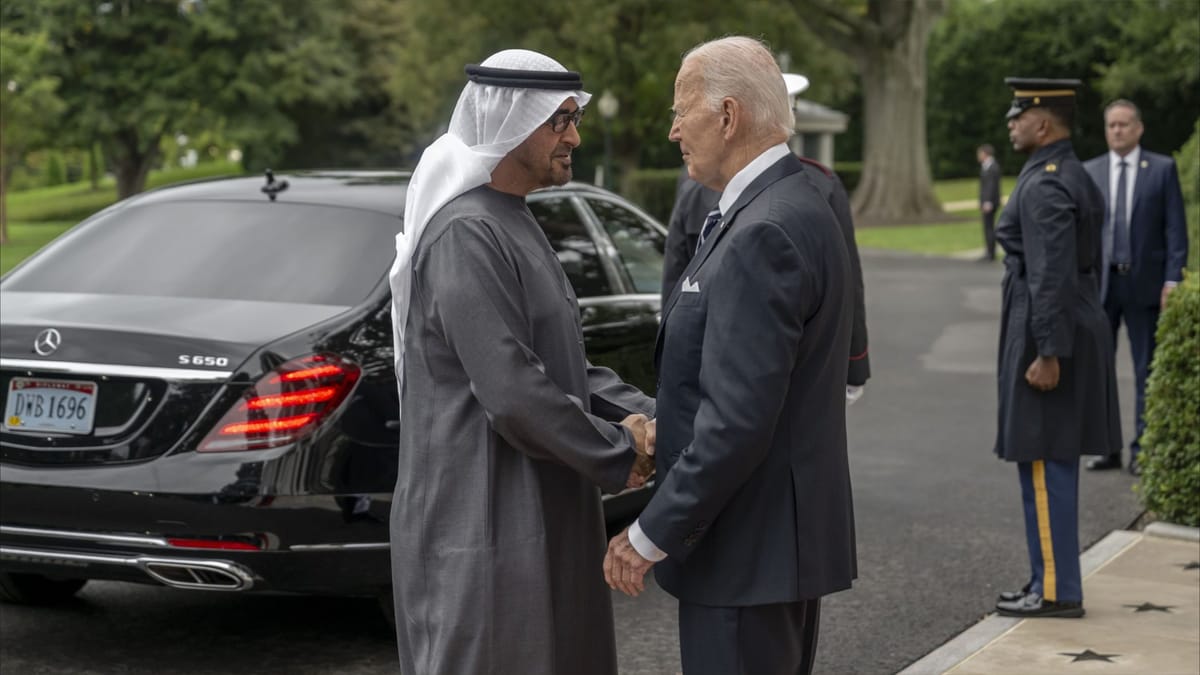 رئيس الإمارات والرئيس الأميركي يبحثان العلاقات الاستراتيجية والتطورات الإقليمية