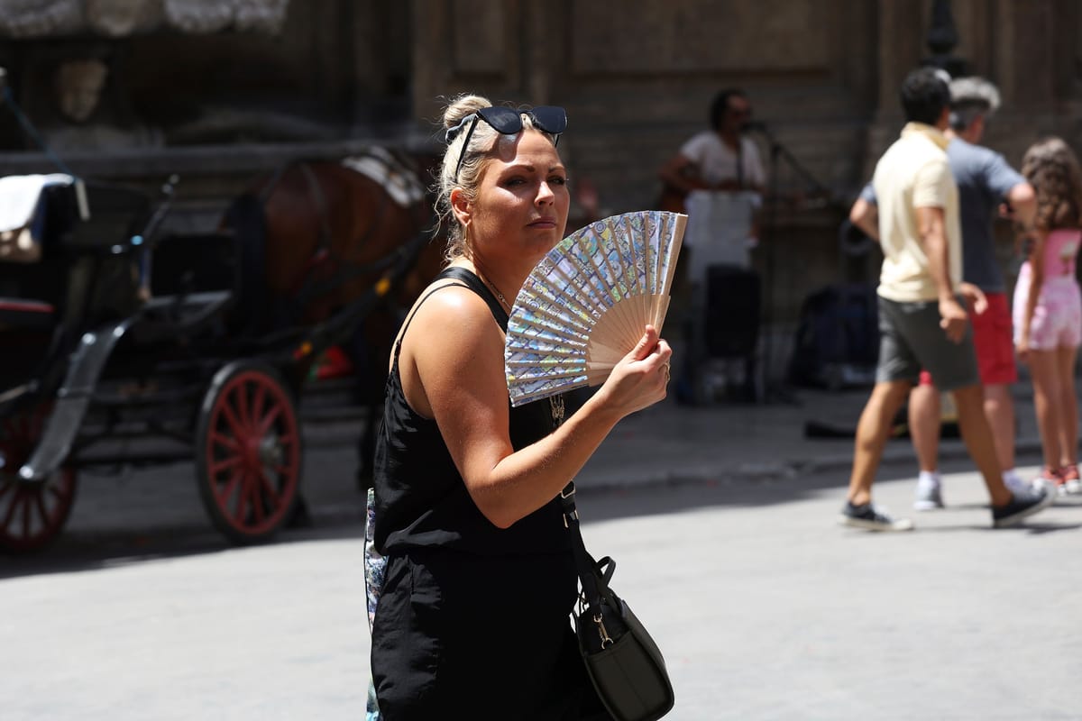إيطاليا تغلق مطارا رئيسيا في صقلية بعد حريق هائل
