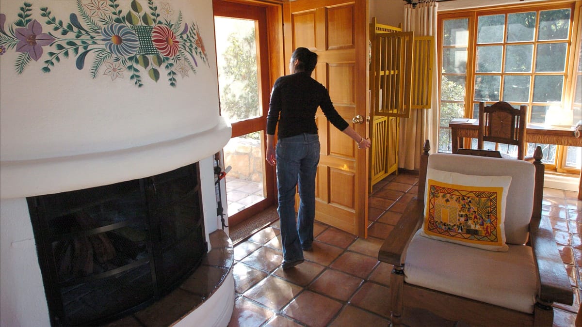 أحد مستأجري Airbnb يسرق مضيفه