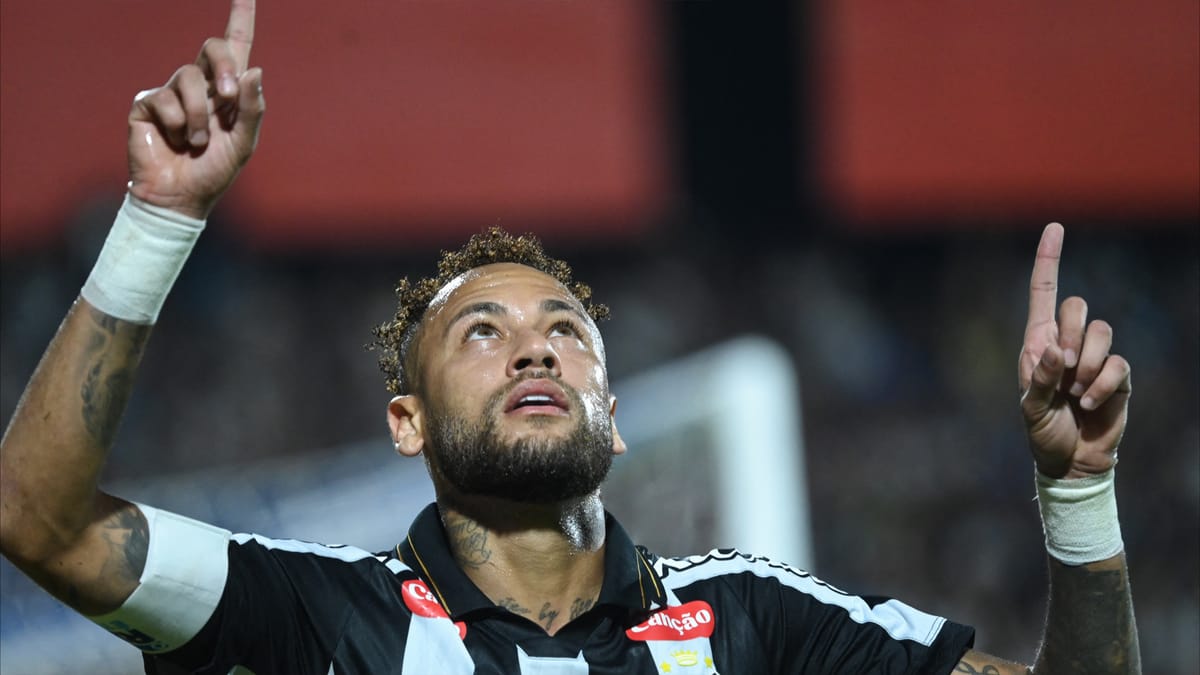 نيمار يعود بعد المونديال بعرض برازيلي صاخب