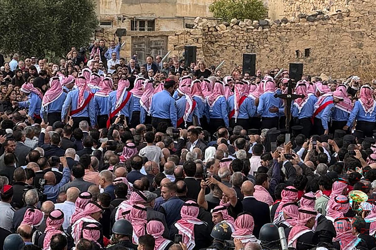 حمود تودّع ضحاياها.. جثامين بعلم الأردن وورود بيضاء