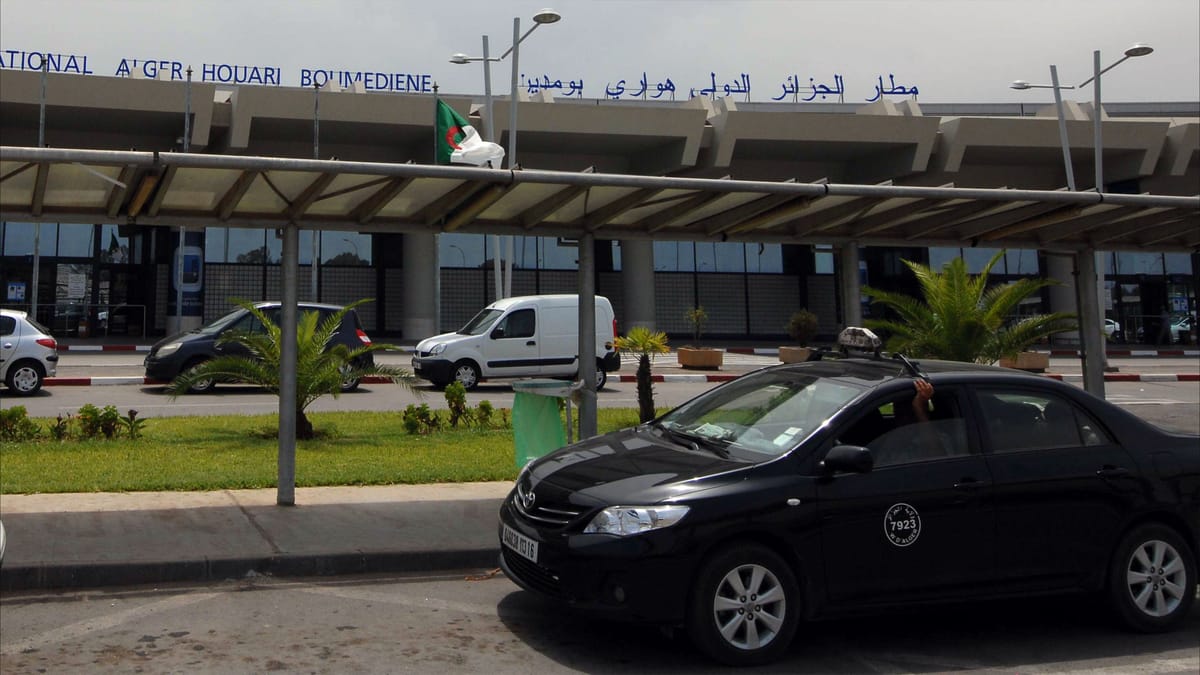 الجزائر تعيد فرض تأشيرات دخول على مواطني المغرب