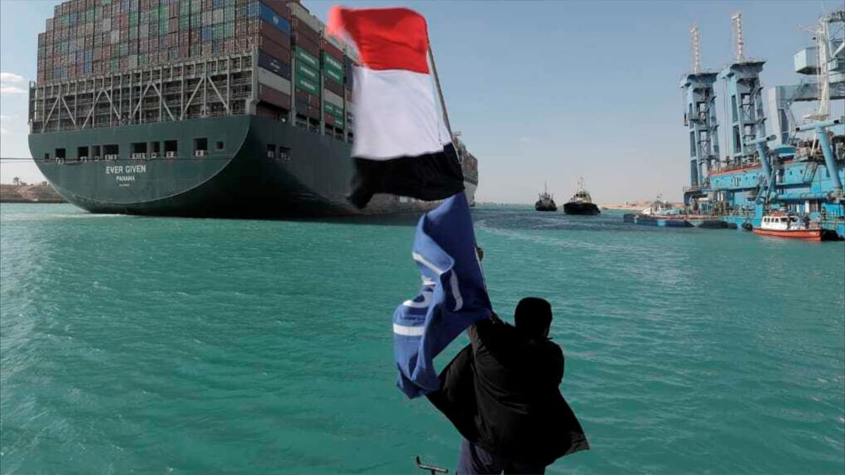 قناة السويس.. شريان التجارة "ينزف" ويبحث عن حلول