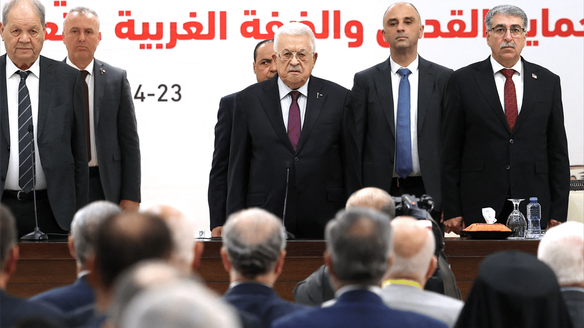 محمود عباس يعيّن نائبا له.. هل يمهّد الطريق لخليفته؟