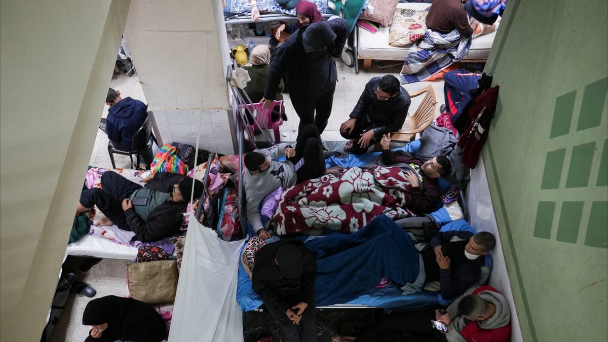 فرار فلسطينيين من المستشفى الرئيسي بوسط غزة