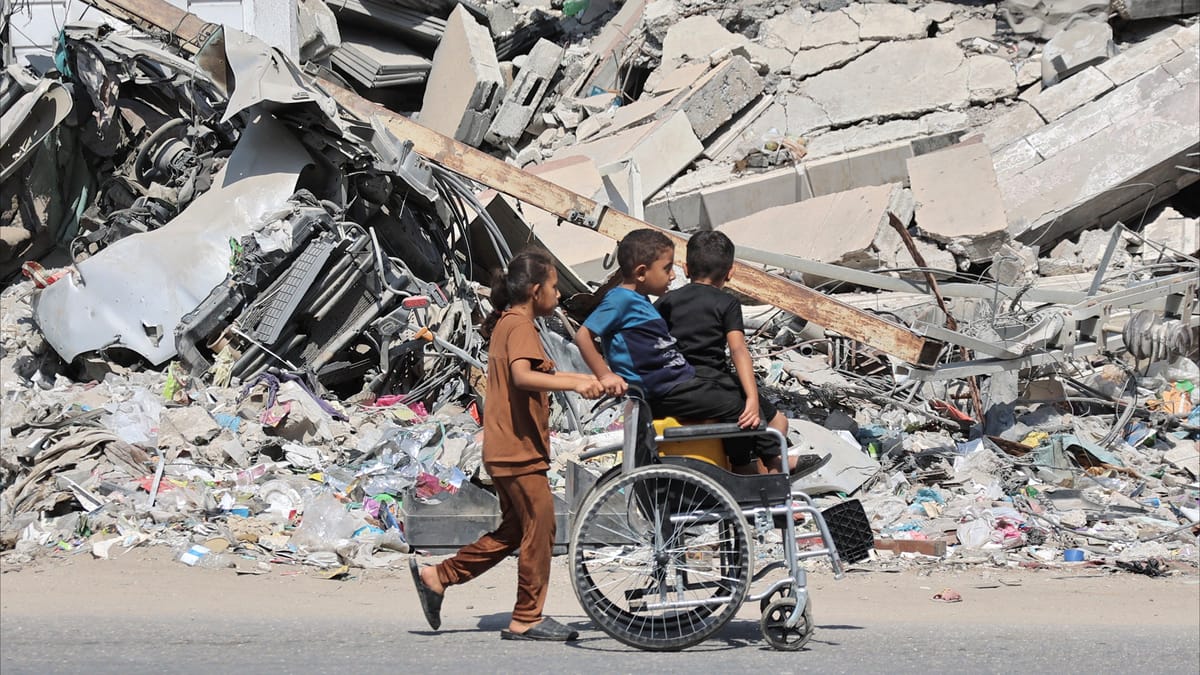 أطفال في مهمة مستحيلة بغزة.. البحث عن الطعام بين الأنقاض