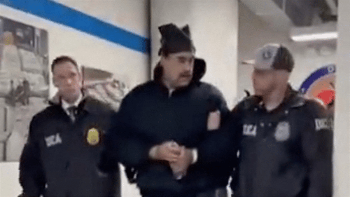 رهان مادورو يطيح بجندي ربح 400 ألف دولار