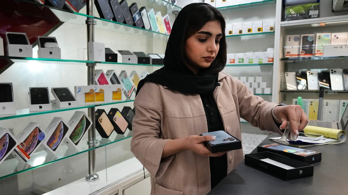 "تهريب آيفون" يكلّف إيران ملايين الدولات