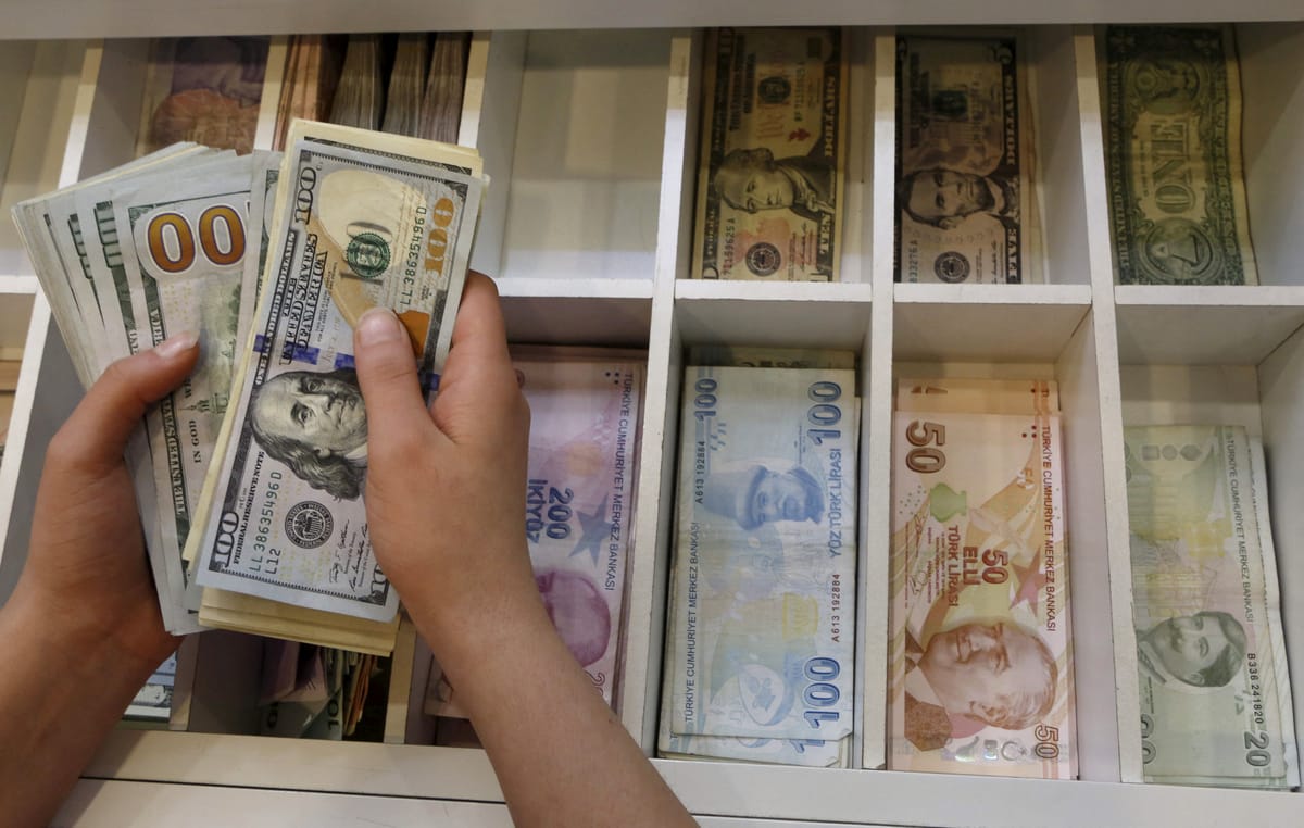 مكاتب صرافة في تركيا تتوقف عن "قبول الدولار"
