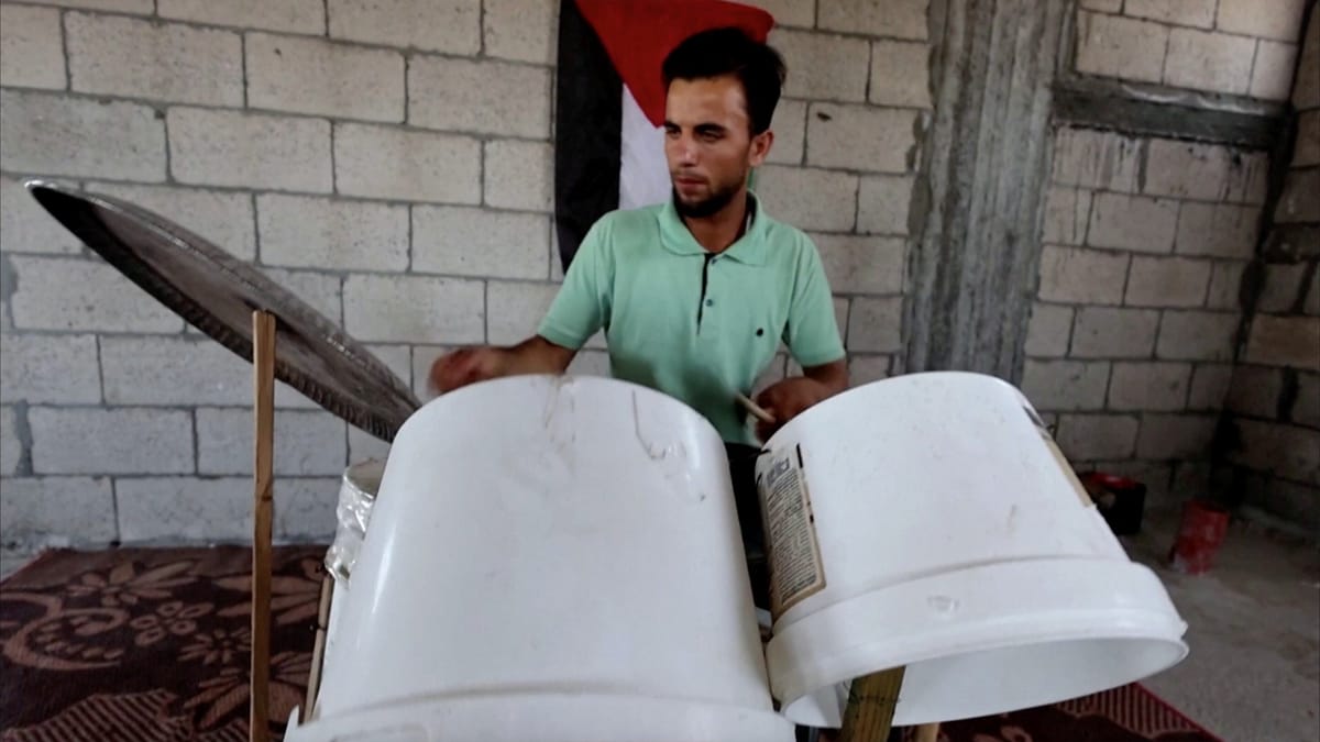 رحلة حسام لتحويل النفايات إلى طبول في غزة