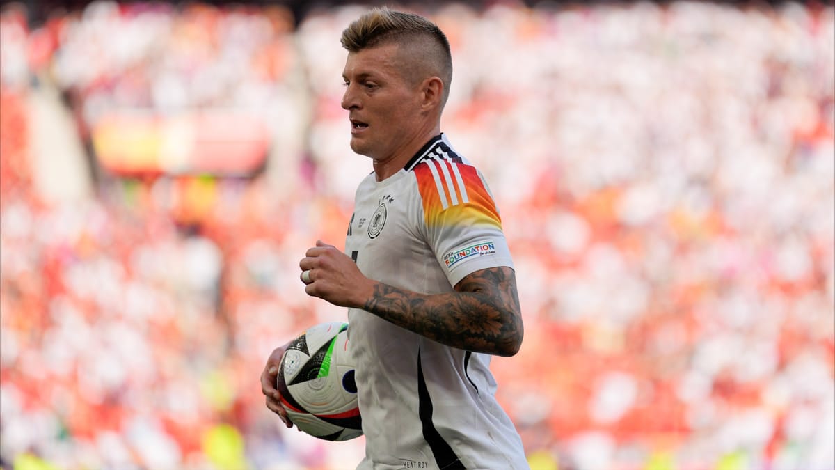 لوحة "بشرية" لتكريم توني كروس