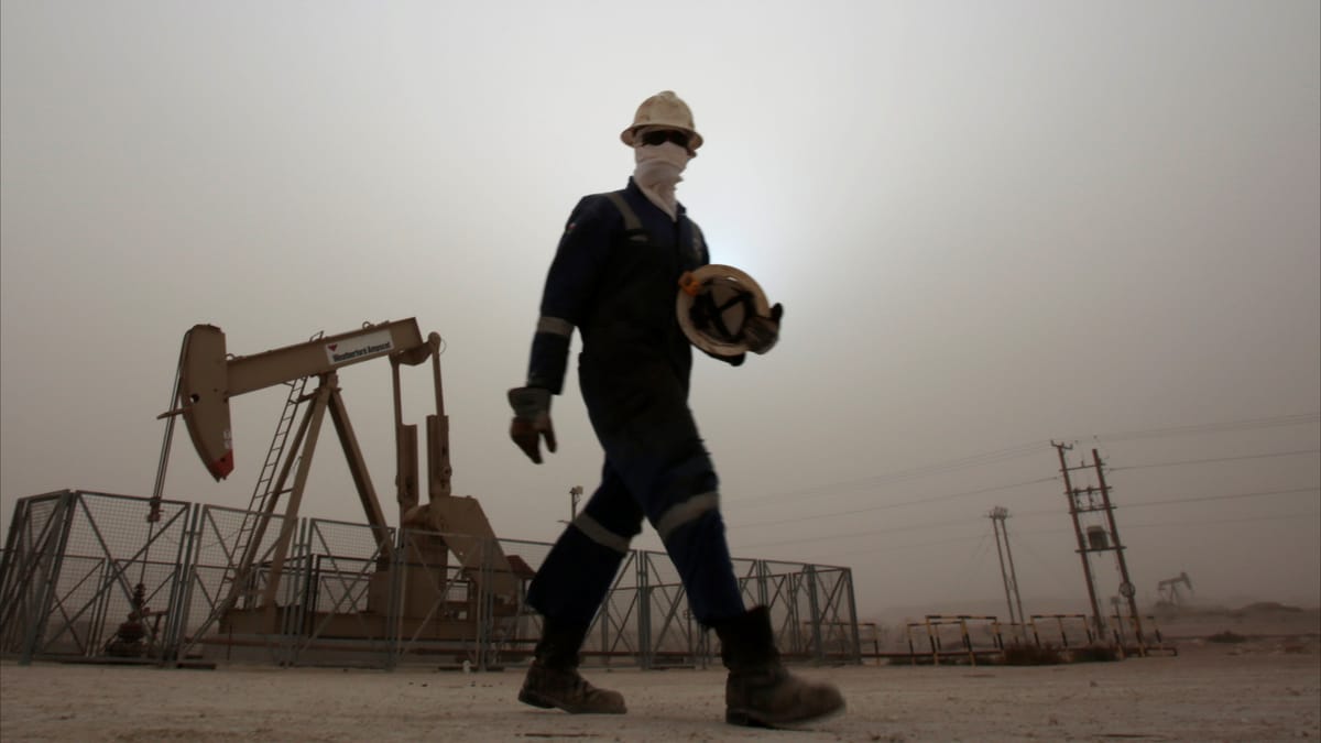 النفط ينهي 2023 منخفضا 10%