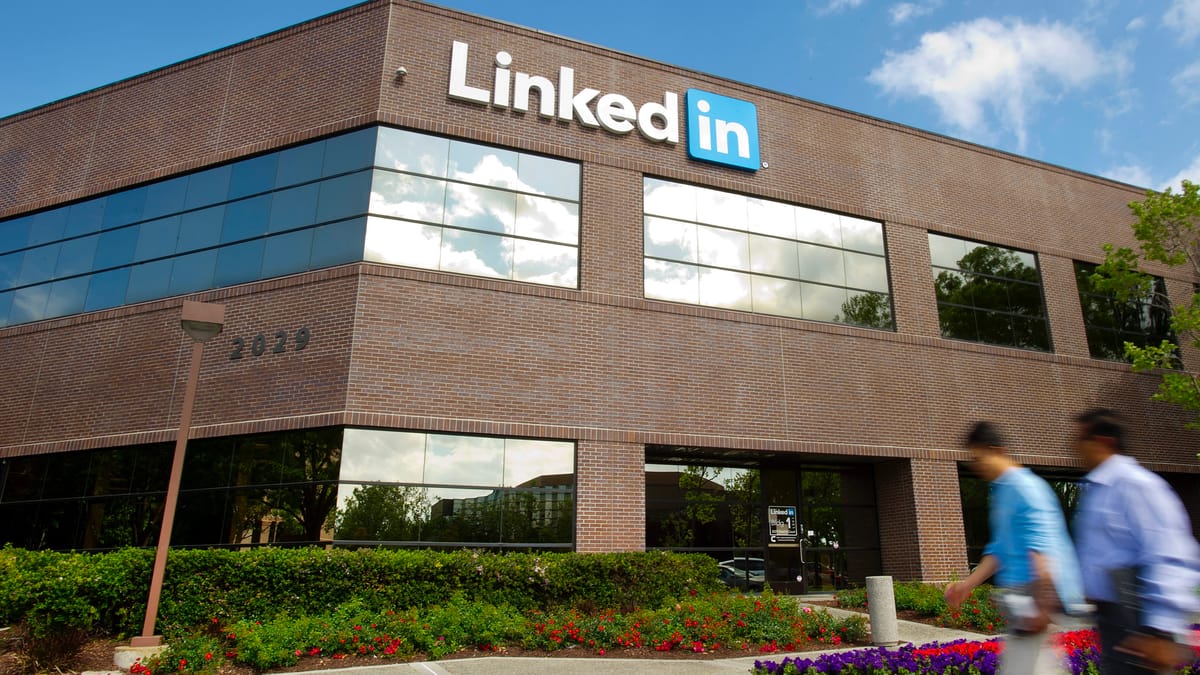 Linkedin تدرِّب الـAI على رسائل مستخدميها