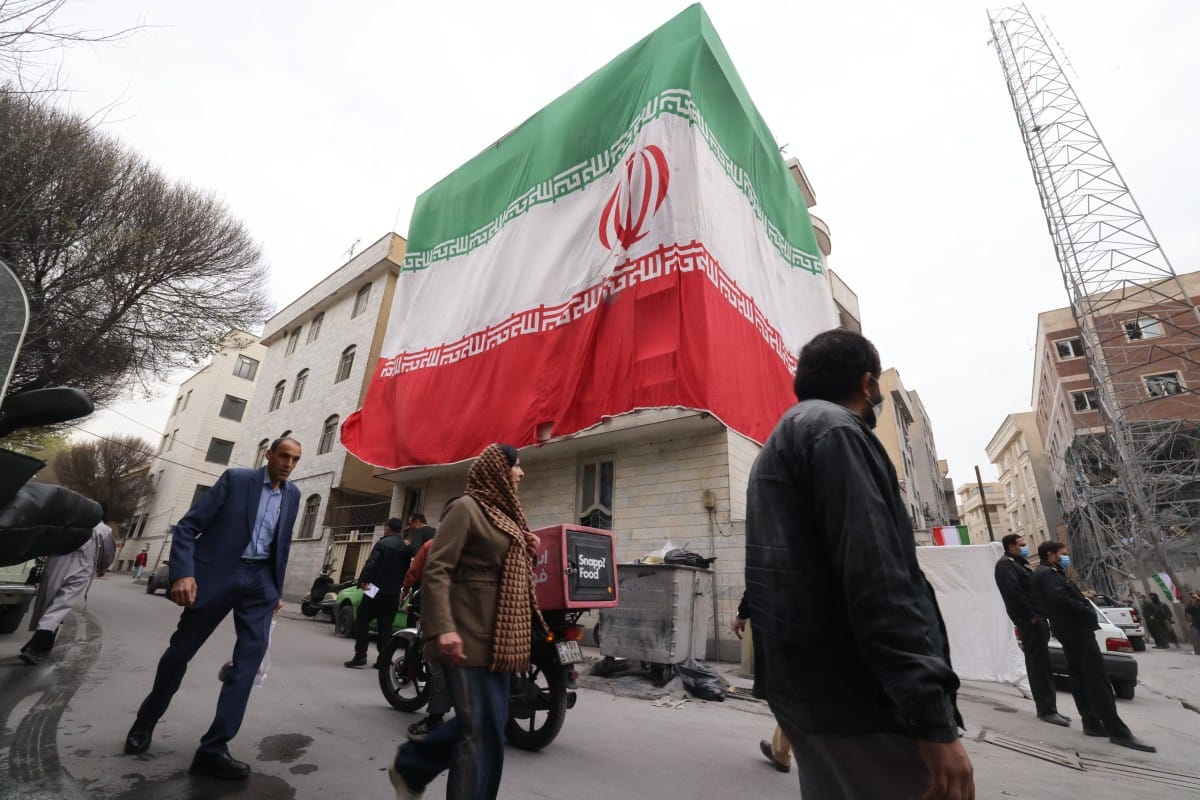 إيران "ترشي" موظفيها؟