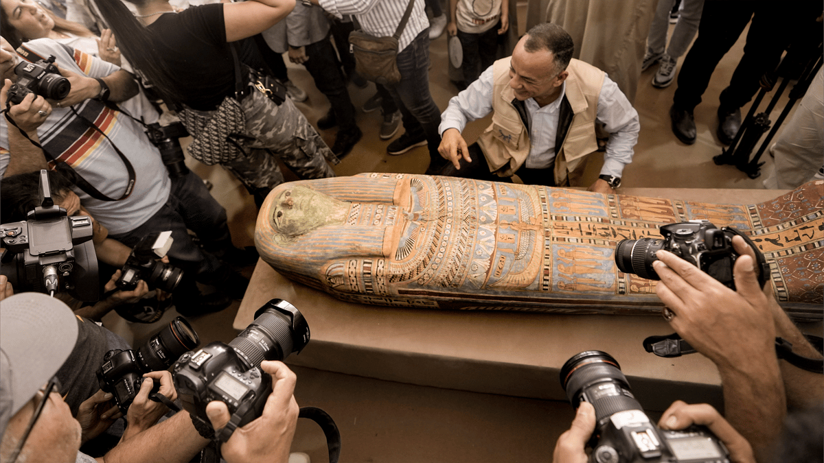 الكشف عن أسرار فرعونية جديدة خلف "باب وهمي عملاق" في سقارة