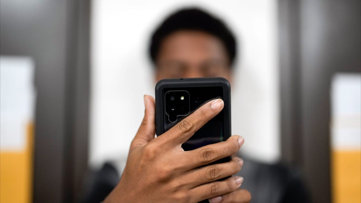 فرنسا تطالب بسحبه.. iPhone 12 يصدر إشعاعات زائدة