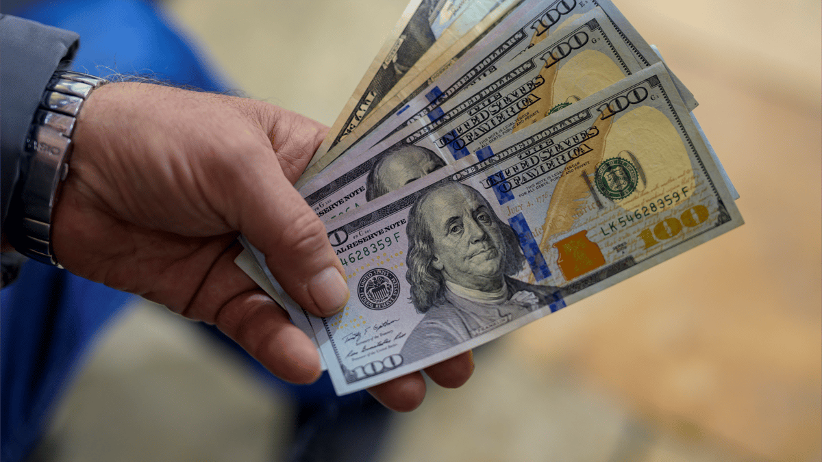 الدولار يهبط إلى أدنى مستوى في 3 سنوات بعد التهديدات الجمركية