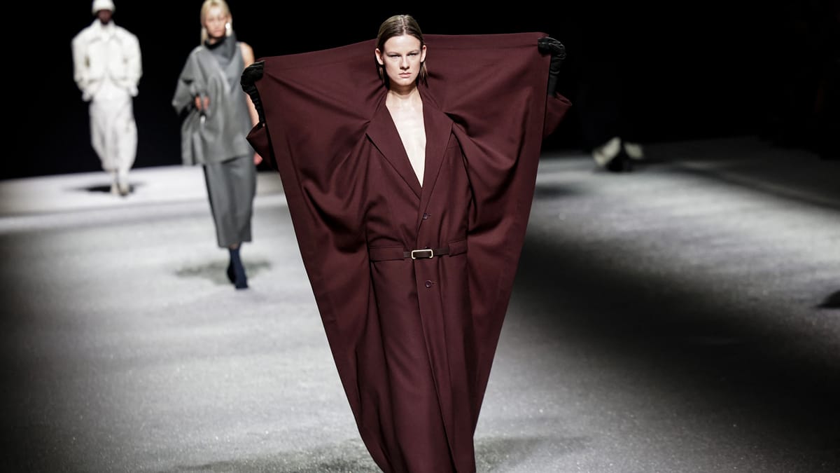 غبار لامع وتصاميم "لم تكتمل".. إرث إيسي مياكي يتجدد في باريس