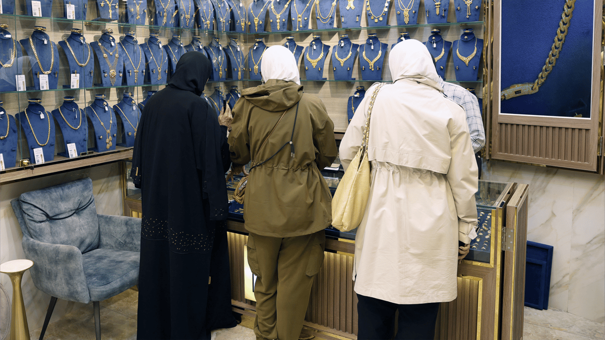 الذهب يقترب من 3000 دولار.. هل يستمر الارتفاع أم يتراجع؟