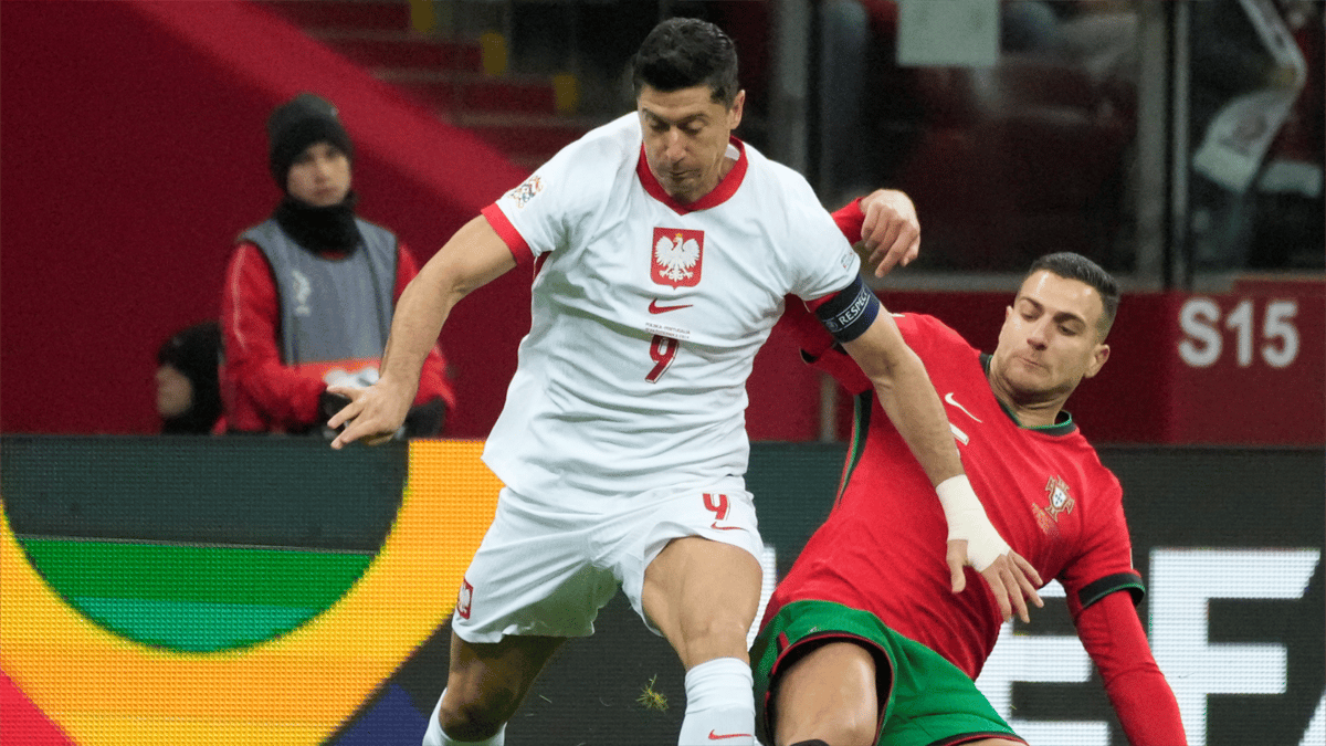 عاصفة ليفاندوفسكي تطرد مدرب منتخب بولندا