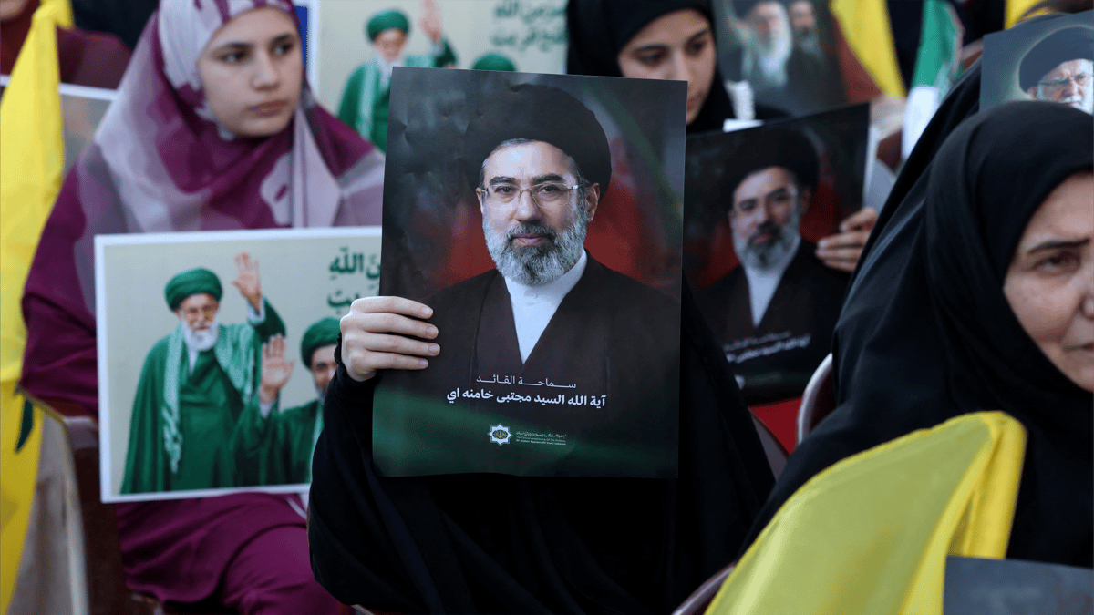 نهاية حكم "المرشد"؟ إيران تحت قبضة "الجنرالات"