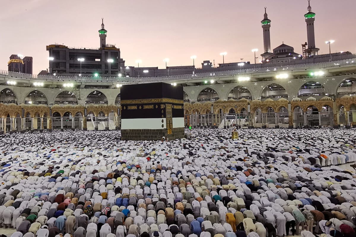 حجّاج مصر يبحثون عن "ريال بسعر يرضي الله"