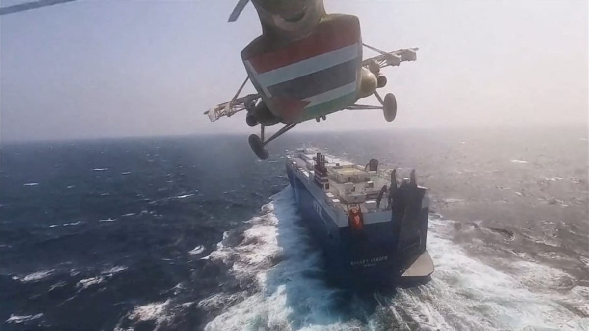 بلاغات جديدة باستهداف سفينتين في البحر الأحمر