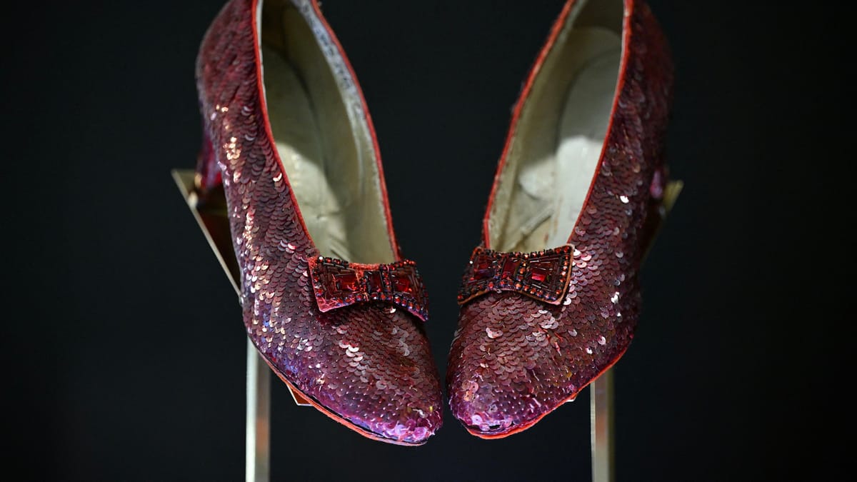 بـ32 مليون دولار.. لمَن يعود أغلى حذاء في العالم؟