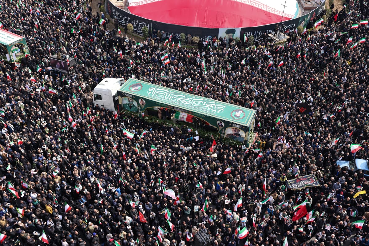 طهران تشيّع قياداتها بهتافات وطبول