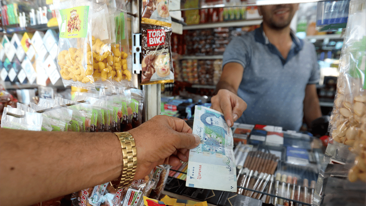 كيف أطاحت العقوبات بـ"أصفار" العملة الإيرانية؟
