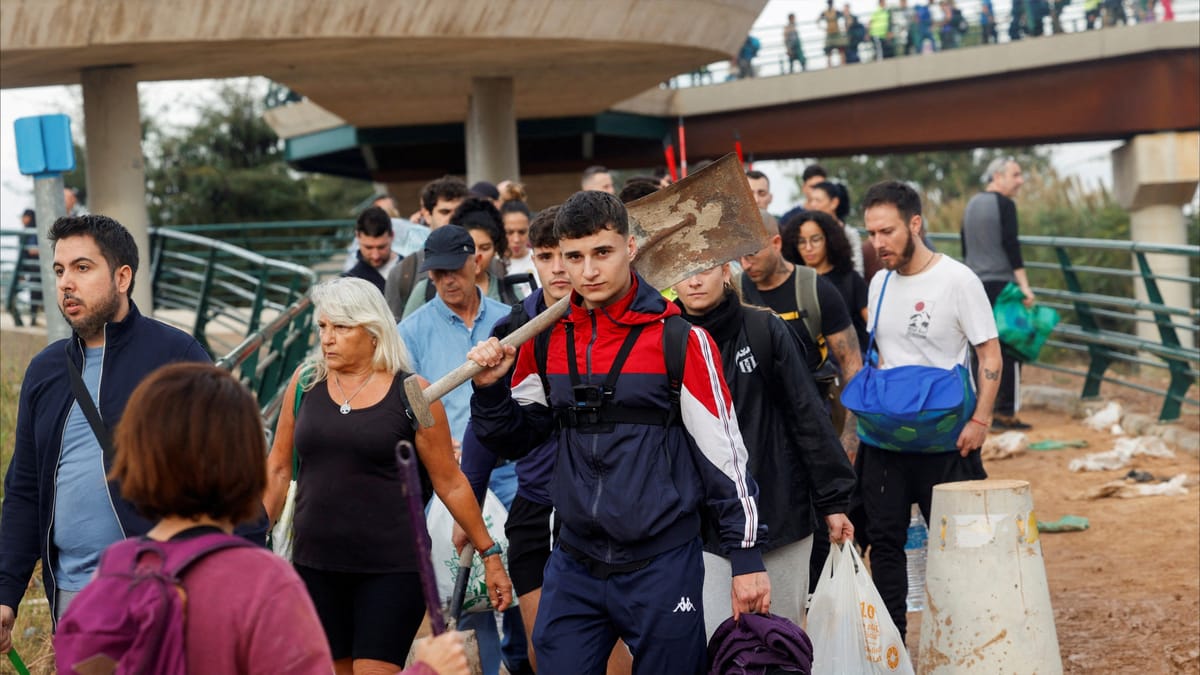 يد تساعد وأخرى تساند.. كرة القدم تمسح دموع منكوبي فالنسيا