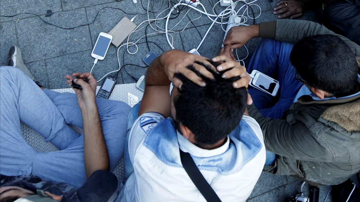 وسائل بديلة.. كيف عاشت غزة 36 ساعة بدون اتصالات وإنترنت؟