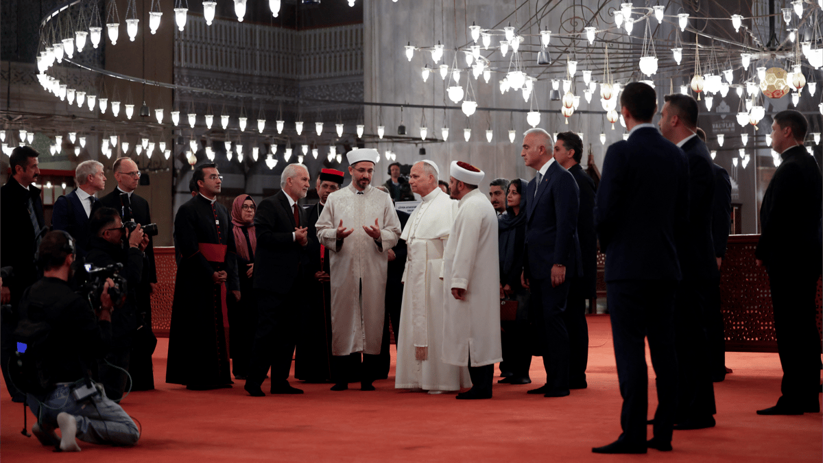 الجامع الأزرق يستقبل البابا لاوون الـ١٤ في لحظة تأمل وصمت مشترك