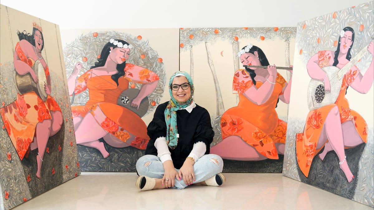 "اختلاف الشكل" ألهمها.. فنانة ترسم المرأة الـ"Curvy"