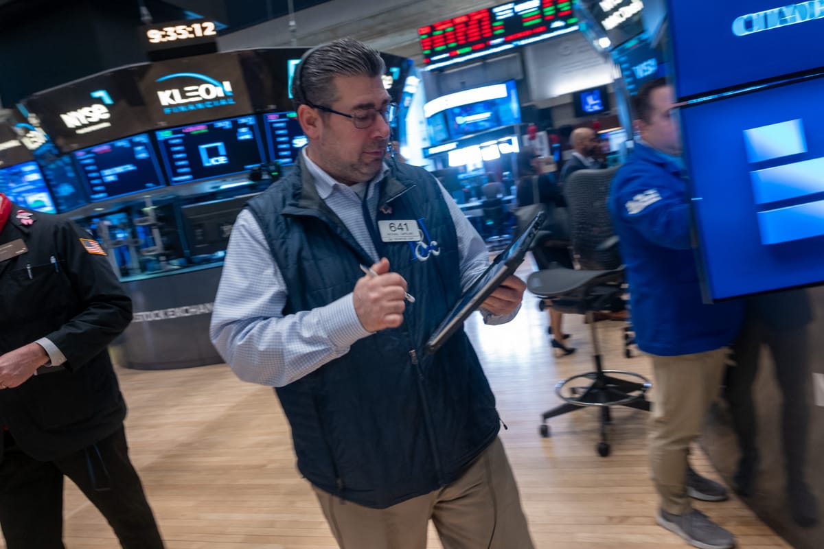 كيف دعم تأجيل ضربة إيران الدولار والنفط وضغط الذهب؟