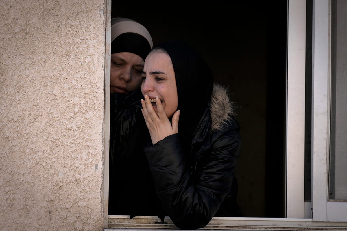قوة إسرائيلية تجرد ديالا من "رداء الصلاة" في الخليل