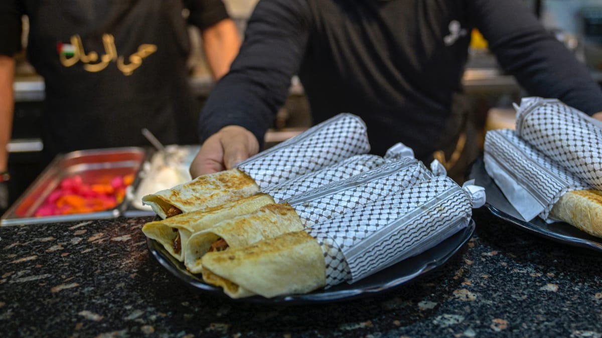 "شاورما بالكوفية".. بداية جديدة لأهالي غزة في مصر