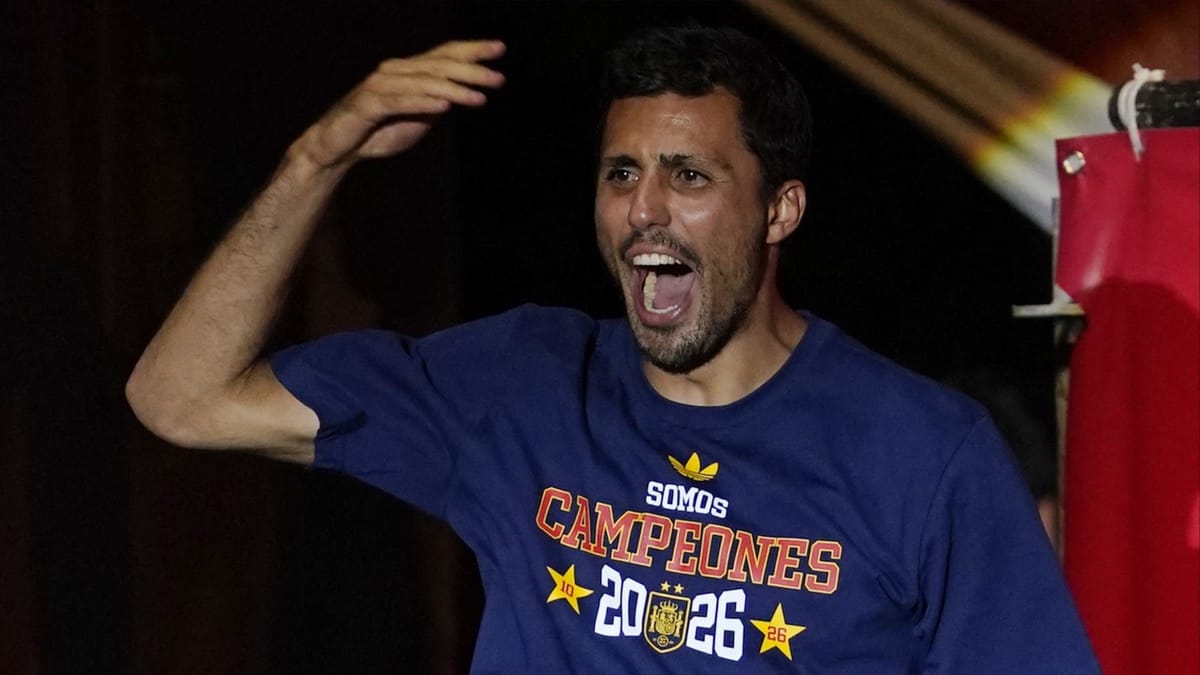 برشلونة يخطف "رجل إسبانيا" من ريال مدريد