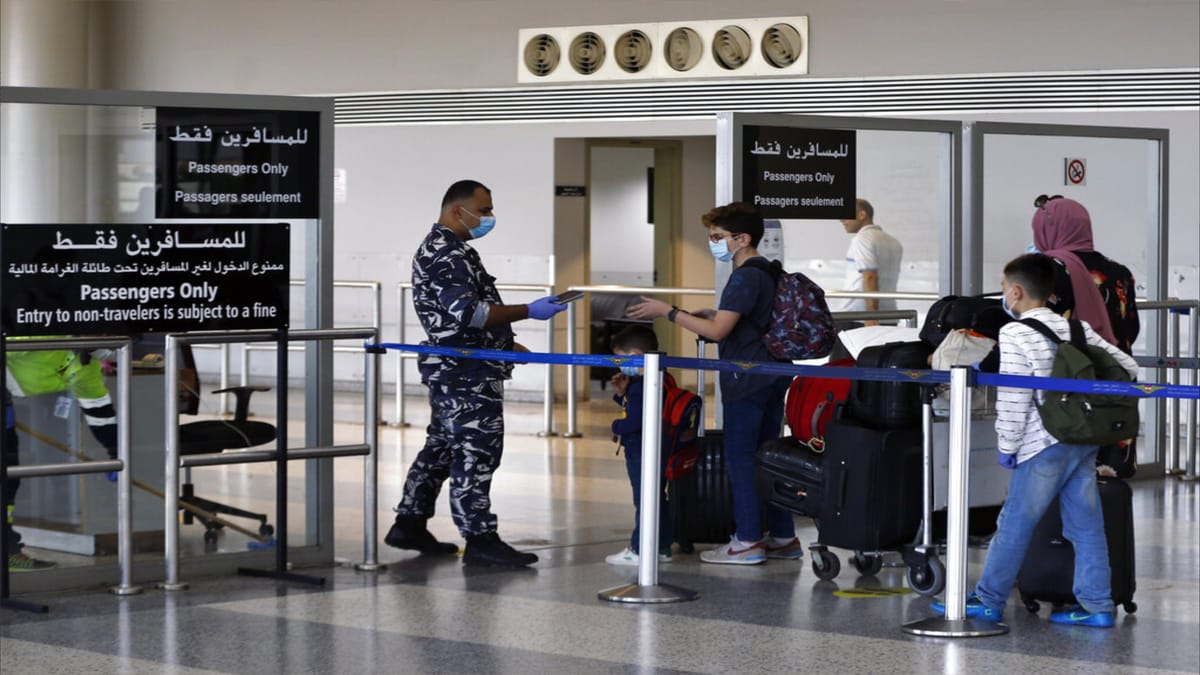 لبنان "يبحث عن إجابات" بعد اختراق شاشات مطار بيروت