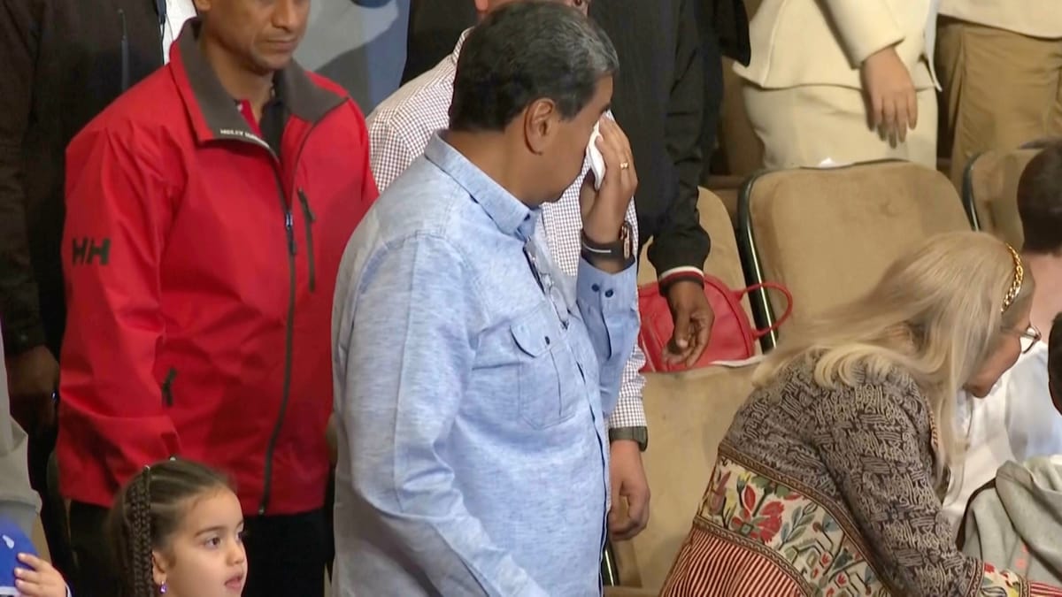 "نيكولاس" يبكي مادورو