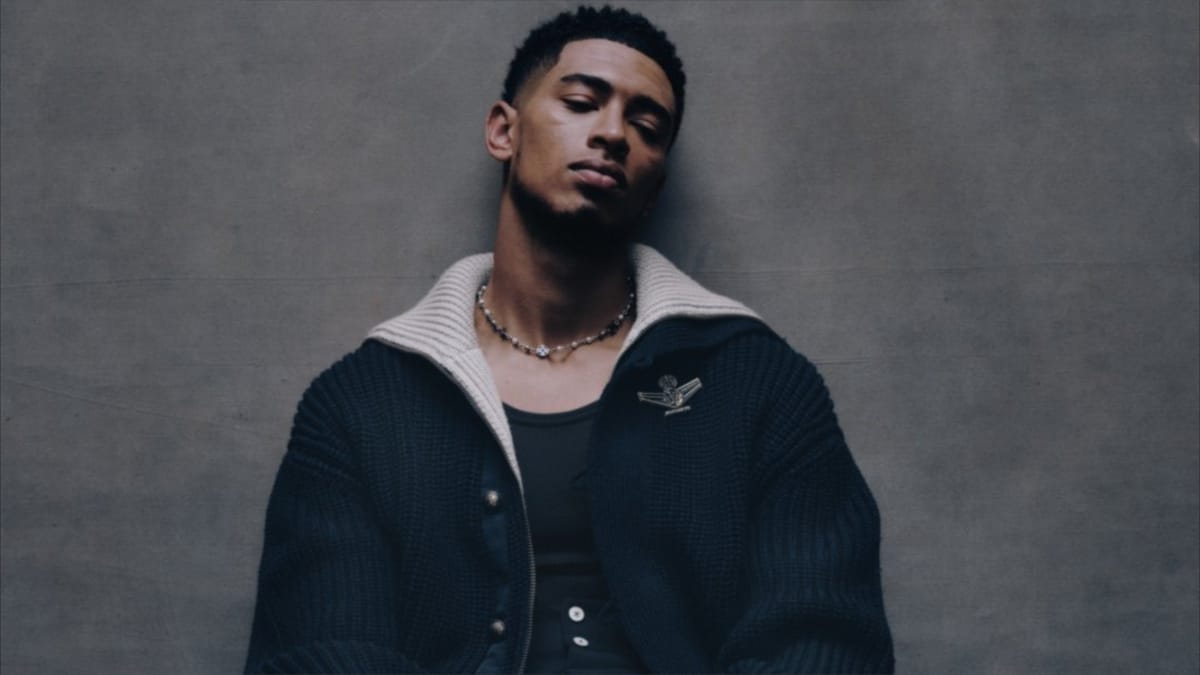 بيلينغهام يطارد الأساطير بسلاح "الموضة"