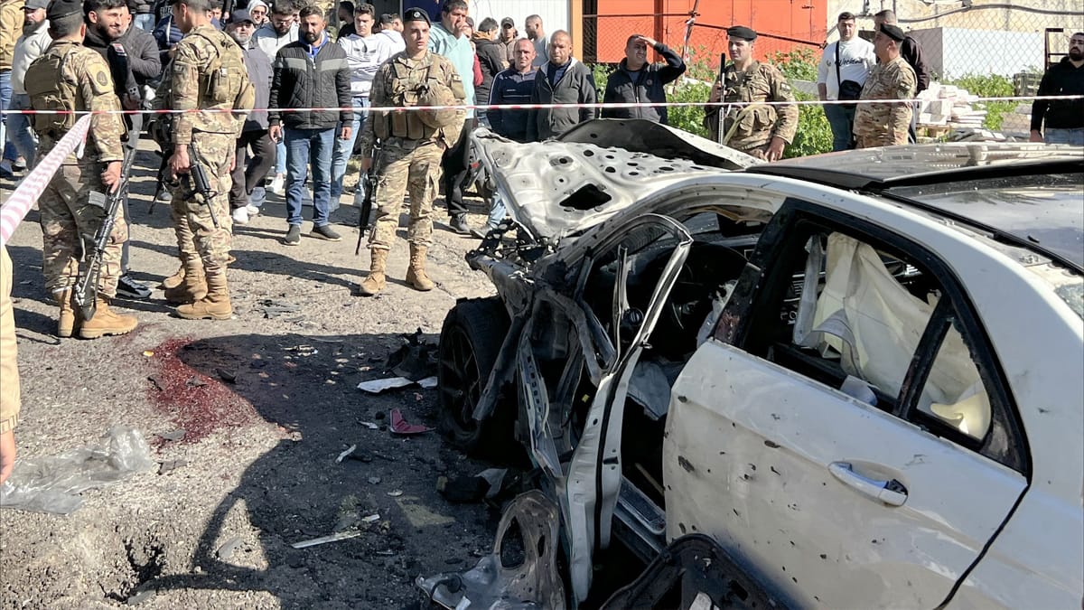 نجا المستهدَف وقتل آخرون.. ماذا حدث في "قصف صيدا"؟
